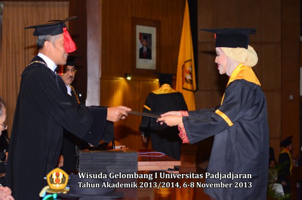 wisuda-unpad-gel-i-ta-2013_2014-fakultas-hukum-oleh-dekan-167