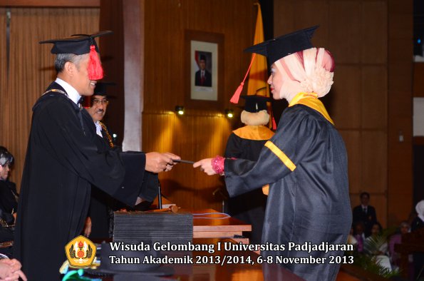 wisuda-unpad-gel-i-ta-2013_2014-fakultas-hukum-oleh-dekan-168