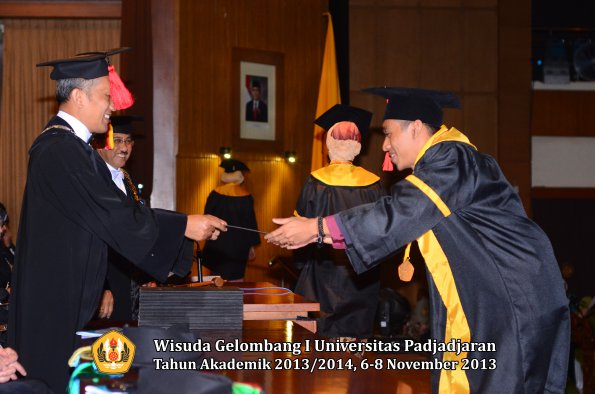 wisuda-unpad-gel-i-ta-2013_2014-fakultas-hukum-oleh-dekan-169