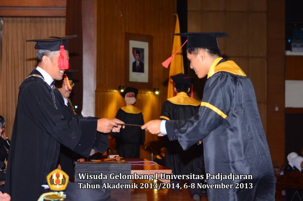 wisuda-unpad-gel-i-ta-2013_2014-fakultas-hukum-oleh-dekan-170