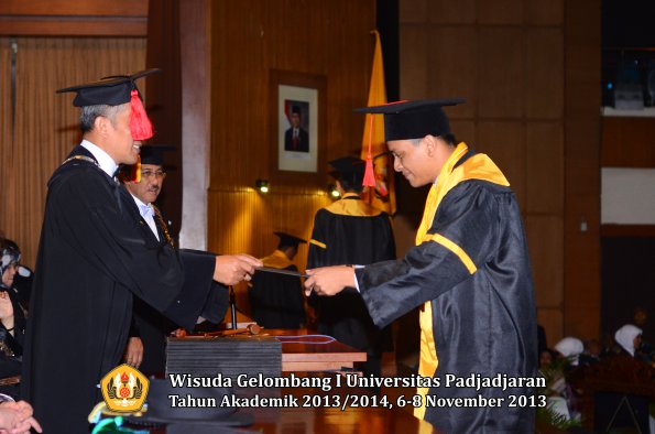 wisuda-unpad-gel-i-ta-2013_2014-fakultas-hukum-oleh-dekan-171