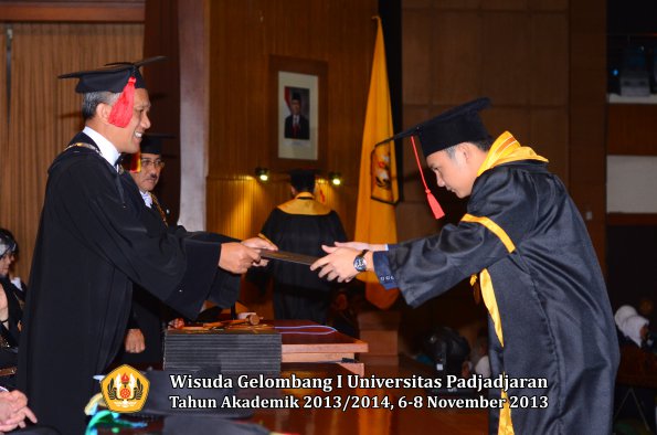 wisuda-unpad-gel-i-ta-2013_2014-fakultas-hukum-oleh-dekan-172