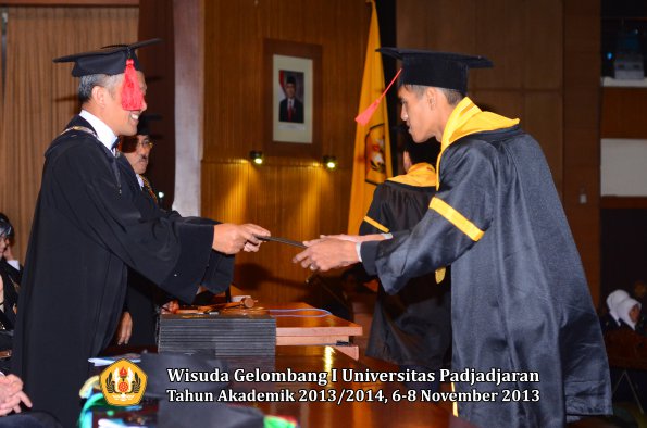 wisuda-unpad-gel-i-ta-2013_2014-fakultas-hukum-oleh-dekan-173