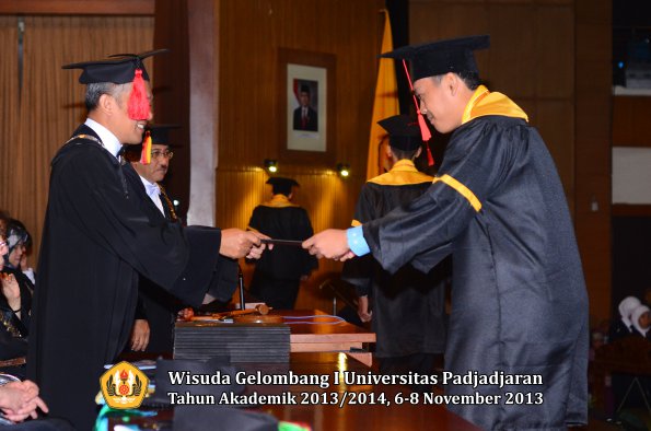 wisuda-unpad-gel-i-ta-2013_2014-fakultas-hukum-oleh-dekan-174