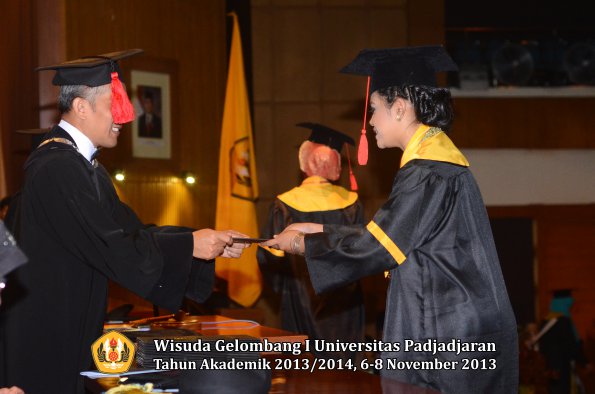 wisuda-unpad-gel-i-ta-2013_2014-fakultas-hukum-oleh-dekan-175