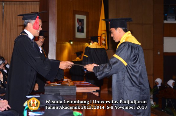 wisuda-unpad-gel-i-ta-2013_2014-fakultas-hukum-oleh-dekan-176