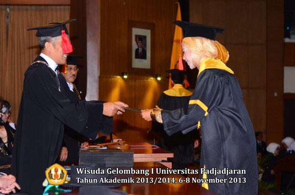 wisuda-unpad-gel-i-ta-2013_2014-fakultas-hukum-oleh-dekan-177