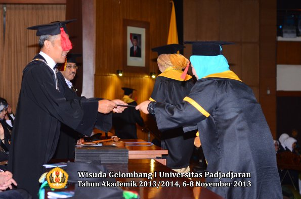 wisuda-unpad-gel-i-ta-2013_2014-fakultas-hukum-oleh-dekan-178