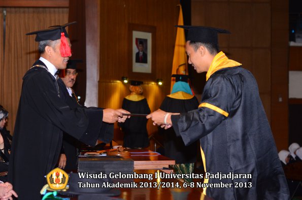 wisuda-unpad-gel-i-ta-2013_2014-fakultas-hukum-oleh-dekan-179