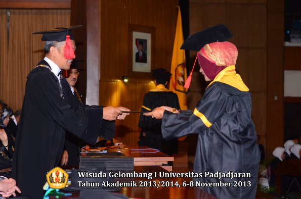 wisuda-unpad-gel-i-ta-2013_2014-fakultas-hukum-oleh-dekan-180