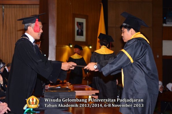 wisuda-unpad-gel-i-ta-2013_2014-fakultas-hukum-oleh-dekan-181