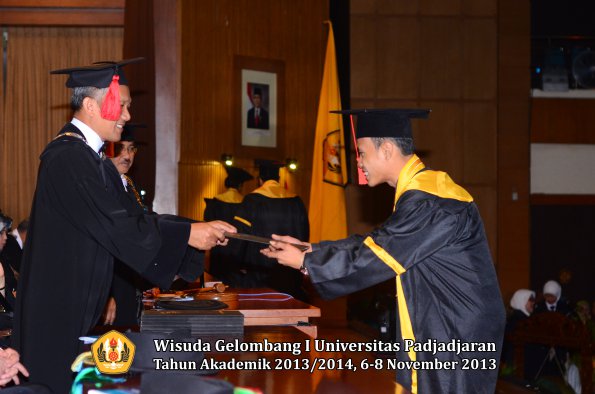 wisuda-unpad-gel-i-ta-2013_2014-fakultas-hukum-oleh-dekan-182