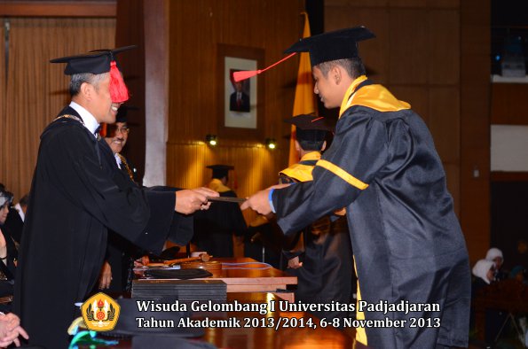 wisuda-unpad-gel-i-ta-2013_2014-fakultas-hukum-oleh-dekan-183