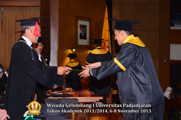 wisuda-unpad-gel-i-ta-2013_2014-fakultas-hukum-oleh-dekan-184