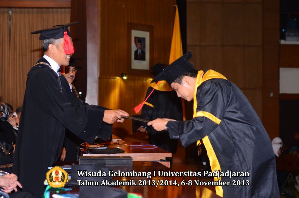 wisuda-unpad-gel-i-ta-2013_2014-fakultas-hukum-oleh-dekan-185