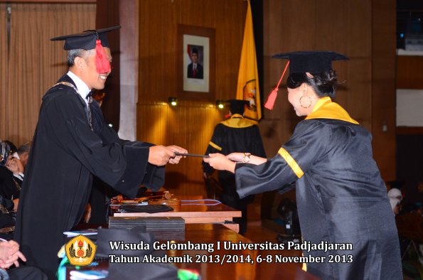 wisuda-unpad-gel-i-ta-2013_2014-fakultas-hukum-oleh-dekan-186