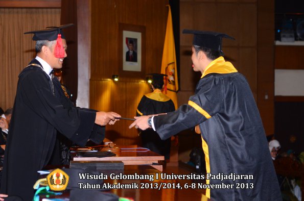 wisuda-unpad-gel-i-ta-2013_2014-fakultas-hukum-oleh-dekan-187