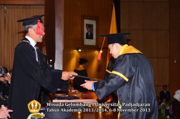 wisuda-unpad-gel-i-ta-2013_2014-fakultas-hukum-oleh-dekan-188