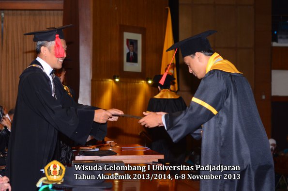 wisuda-unpad-gel-i-ta-2013_2014-fakultas-hukum-oleh-dekan-189