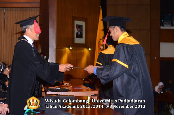 wisuda-unpad-gel-i-ta-2013_2014-fakultas-hukum-oleh-dekan-190