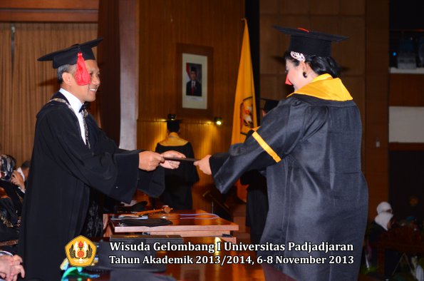 wisuda-unpad-gel-i-ta-2013_2014-fakultas-hukum-oleh-dekan-191