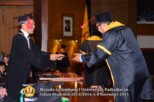 wisuda-unpad-gel-i-ta-2013_2014-fakultas-hukum-oleh-dekan-192