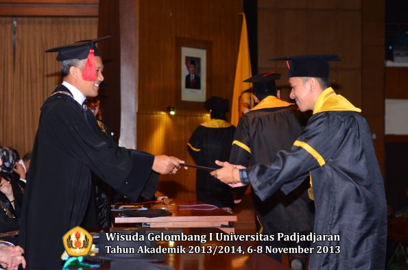 wisuda-unpad-gel-i-ta-2013_2014-fakultas-hukum-oleh-dekan-193