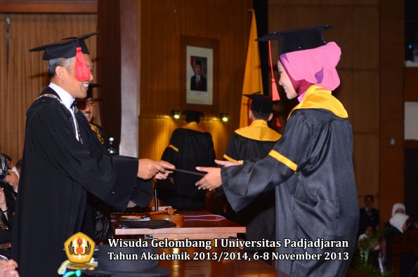 wisuda-unpad-gel-i-ta-2013_2014-fakultas-hukum-oleh-dekan-194