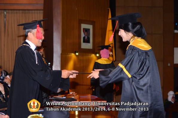 wisuda-unpad-gel-i-ta-2013_2014-fakultas-hukum-oleh-dekan-195