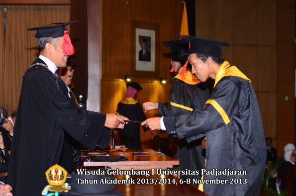 wisuda-unpad-gel-i-ta-2013_2014-fakultas-hukum-oleh-dekan-196