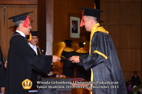 wisuda-unpad-gel-i-ta-2013_2014-fakultas-hukum-oleh-dekan-197