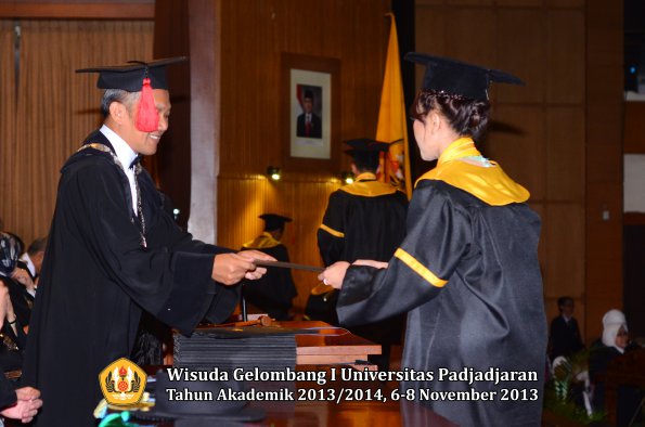 wisuda-unpad-gel-i-ta-2013_2014-fakultas-hukum-oleh-dekan-198