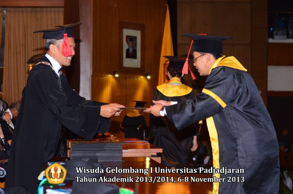 wisuda-unpad-gel-i-ta-2013_2014-fakultas-hukum-oleh-dekan-199