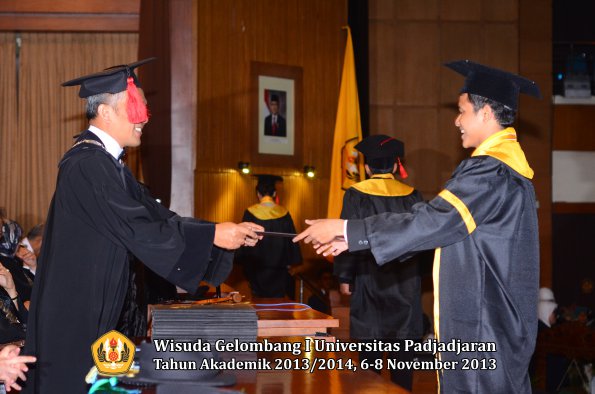 wisuda-unpad-gel-i-ta-2013_2014-fakultas-hukum-oleh-dekan-200