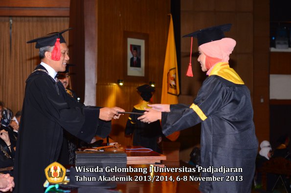 wisuda-unpad-gel-i-ta-2013_2014-fakultas-hukum-oleh-dekan-203