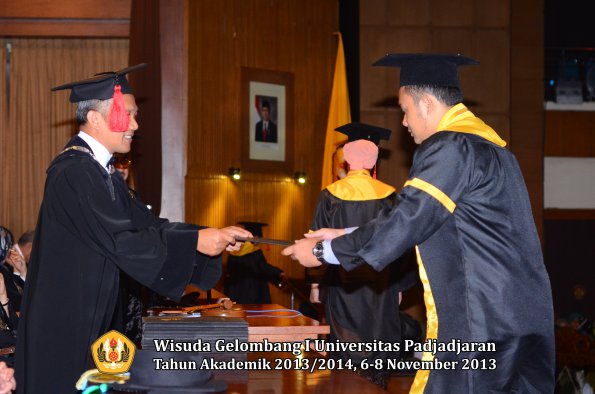 wisuda-unpad-gel-i-ta-2013_2014-fakultas-hukum-oleh-dekan-204