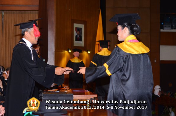 wisuda-unpad-gel-i-ta-2013_2014-fakultas-hukum-oleh-dekan-205