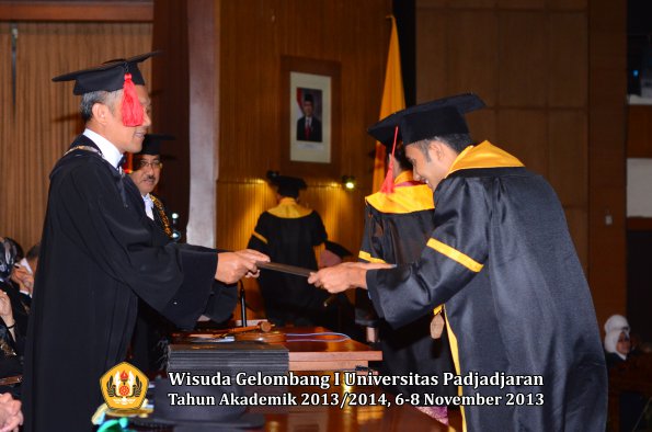 wisuda-unpad-gel-i-ta-2013_2014-fakultas-hukum-oleh-dekan-206