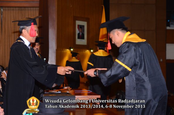 wisuda-unpad-gel-i-ta-2013_2014-fakultas-hukum-oleh-dekan-208