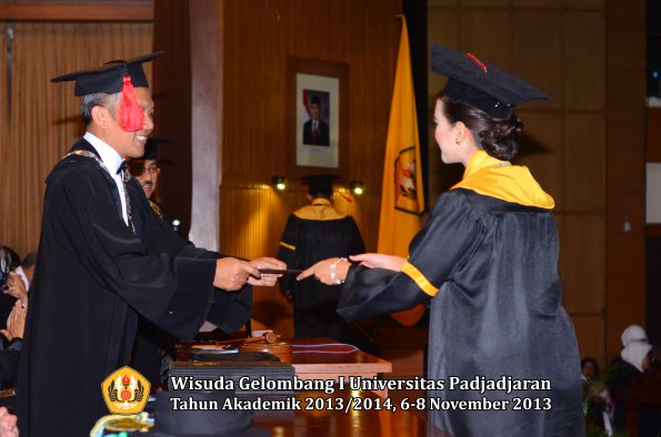 wisuda-unpad-gel-i-ta-2013_2014-fakultas-hukum-oleh-dekan-209