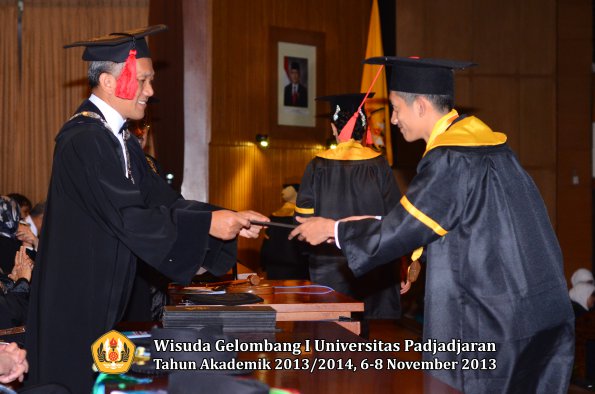 wisuda-unpad-gel-i-ta-2013_2014-fakultas-hukum-oleh-dekan-212