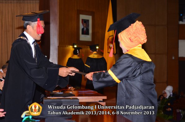 wisuda-unpad-gel-i-ta-2013_2014-fakultas-hukum-oleh-dekan-213