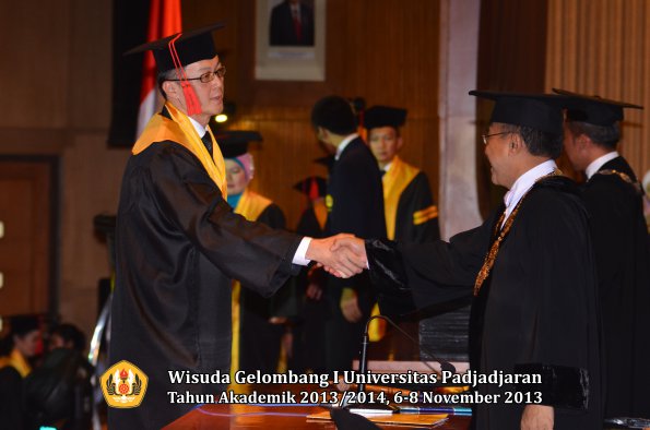 wisuda-unpad-gel-i-ta-2013_2014-fakultas-hukum-oleh-rektor-001