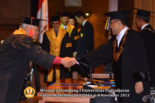 wisuda-unpad-gel-i-ta-2013_2014-fakultas-hukum-oleh-rektor-004