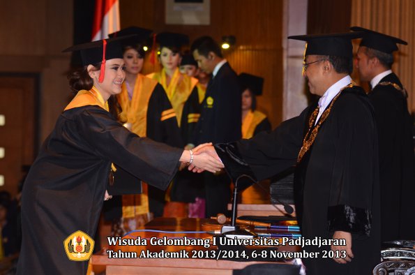 wisuda-unpad-gel-i-ta-2013_2014-fakultas-hukum-oleh-rektor-009