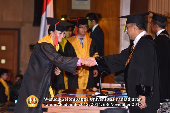 wisuda-unpad-gel-i-ta-2013_2014-fakultas-hukum-oleh-rektor-012