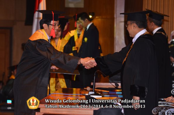 wisuda-unpad-gel-i-ta-2013_2014-fakultas-hukum-oleh-rektor-013