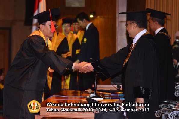 wisuda-unpad-gel-i-ta-2013_2014-fakultas-hukum-oleh-rektor-016