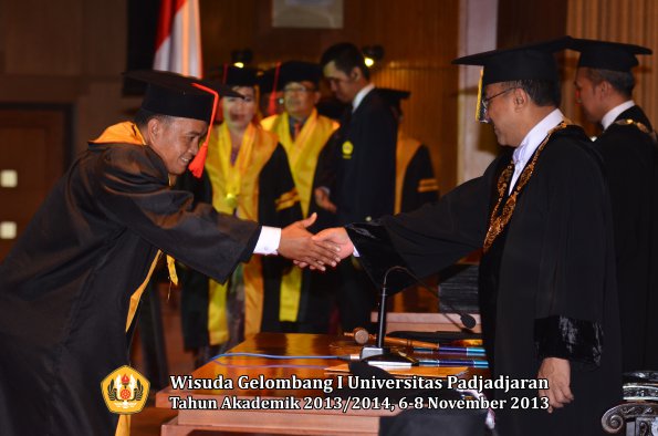 wisuda-unpad-gel-i-ta-2013_2014-fakultas-hukum-oleh-rektor-017