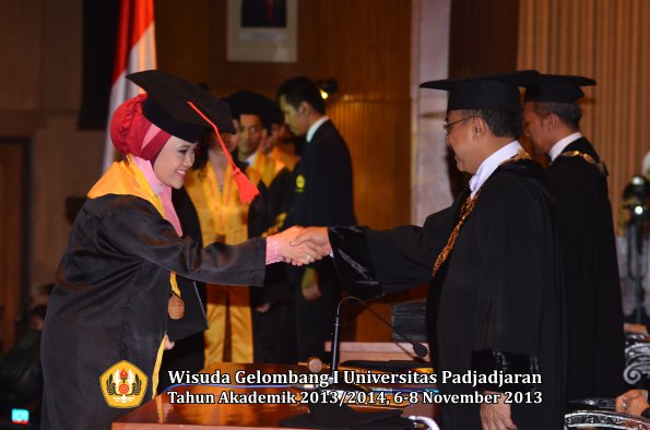 wisuda-unpad-gel-i-ta-2013_2014-fakultas-hukum-oleh-rektor-024